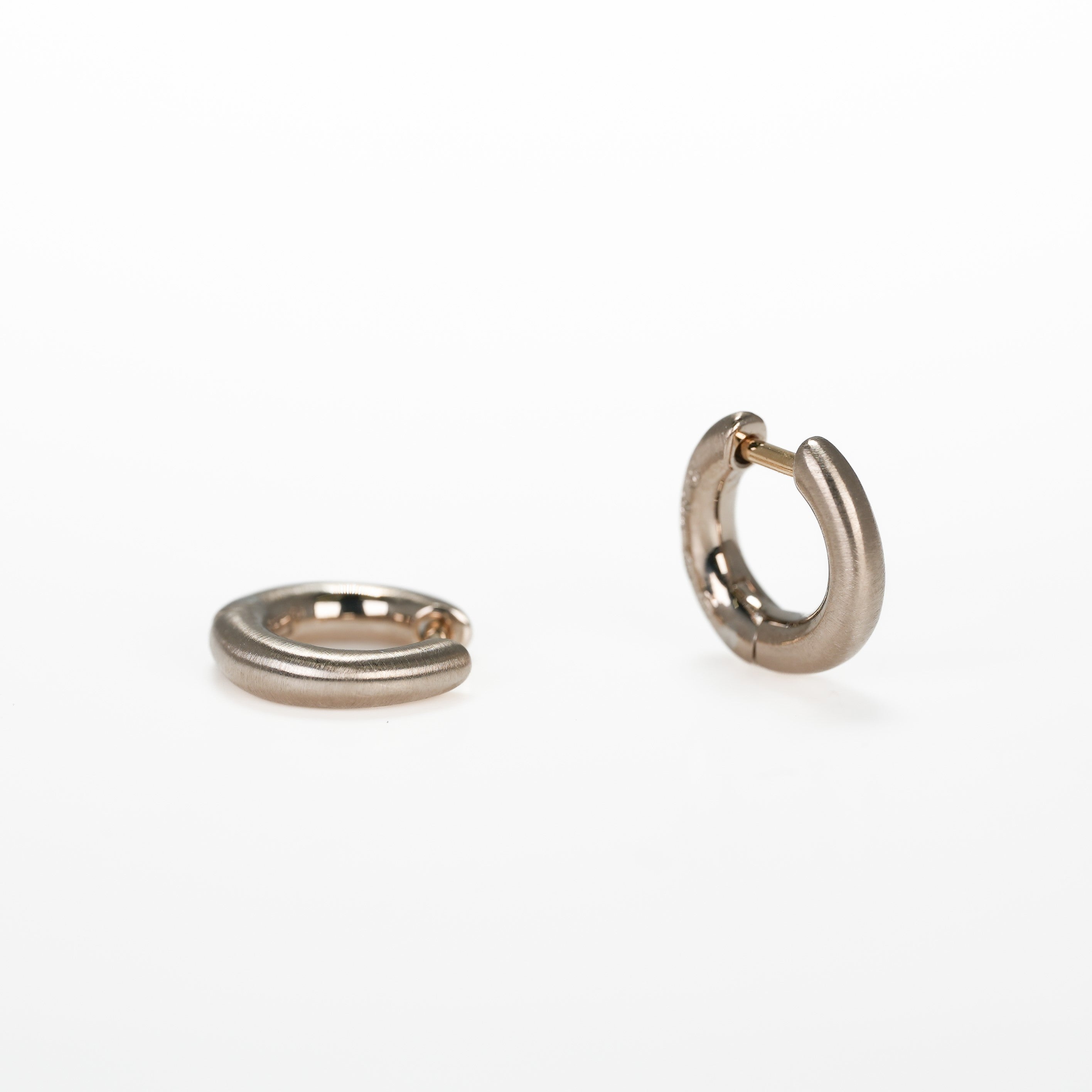HUMETE ’CLASSIC’ PIERCED EARRINGS [et-P95s]