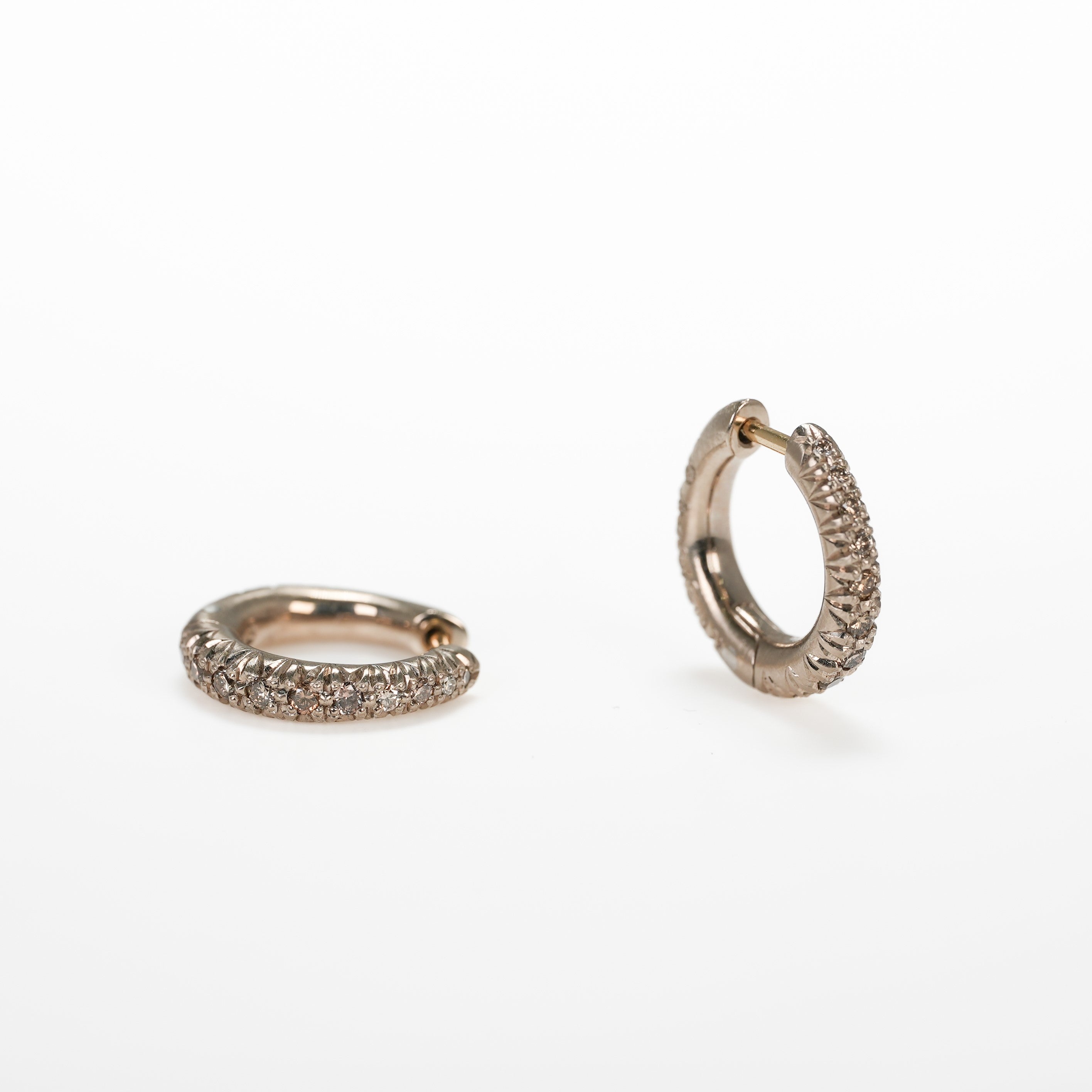 HUMETE ’CLASSIC’ PIERCED EARRINGS [et-P98m]